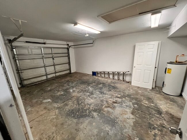 Building Photo - 6127 E Clay St