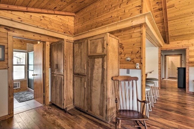 Building Photo - Gorgeous 2 Bed, 1.5 Bath Cabin Retreat on Big Creek