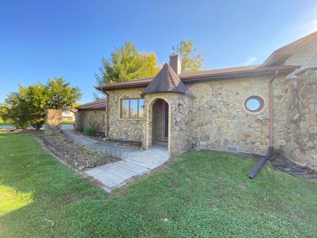 Building Photo - Castle Home Available Now