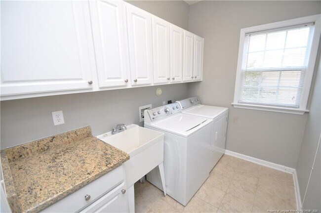Building Photo - 300 Sutton Glen Dr