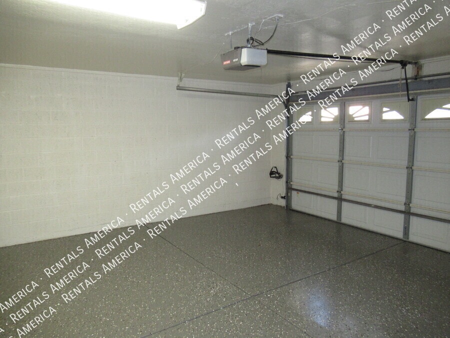 Building Photo - 380 E Barbarita Ave