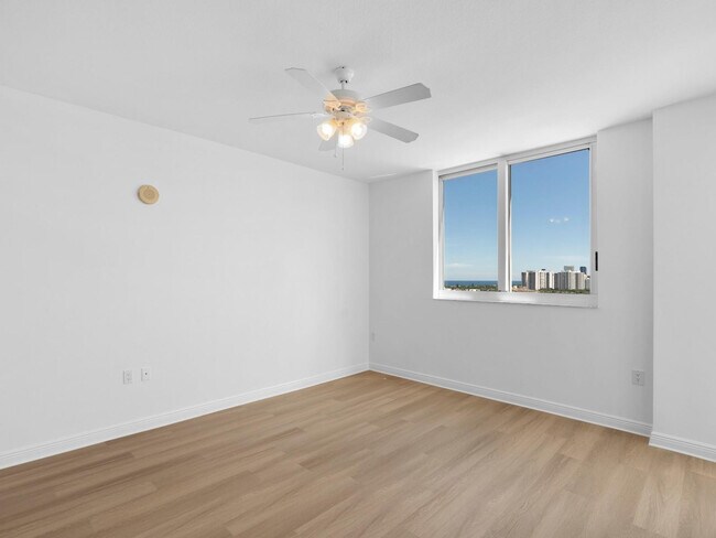 Building Photo - 1745 E Hallandale Beach Blvd