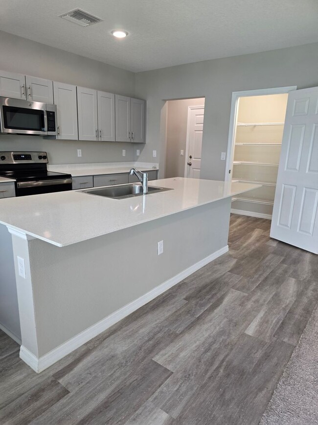 Building Photo - Lakeland 5 Bedroom 3 Bath