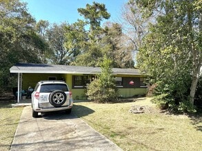 Building Photo - 410 Essex Dr