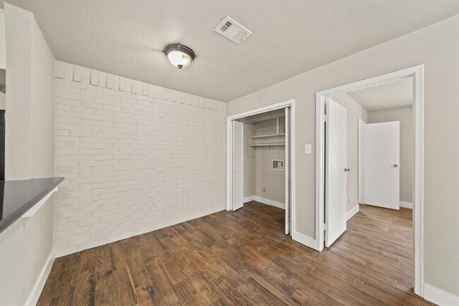 Building Photo - 2118 N Austin Ave