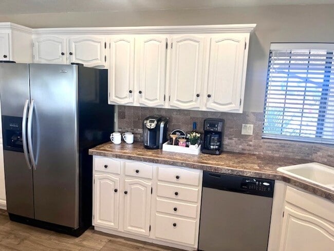 Building Photo - Golf Course Pool Home with 4 Bedrooms!