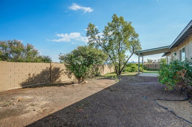 Building Photo - 7930 E Larkspur Ln