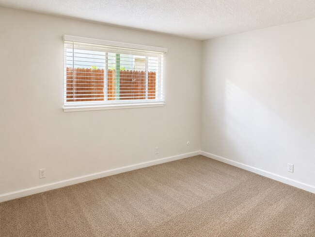 Building Photo - 5926 Hilltop Dr