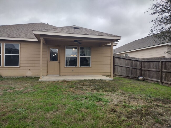 Building Photo - 3 Bedroom 2 Bath with covered patio