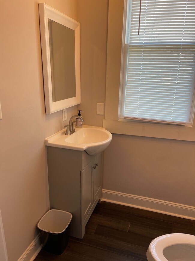 Building Photo - Great 2 BR with detached 2-car garage