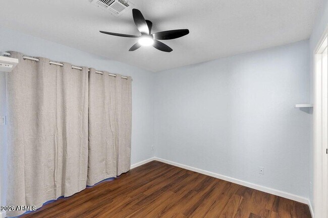 Building Photo - 330 W Tonopah Dr
