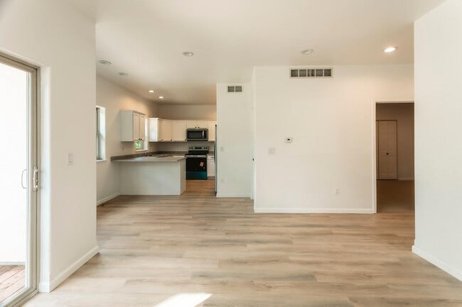 Building Photo - 94 Castle Ridge Dr