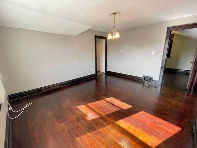 Building Photo - 603 Mill St