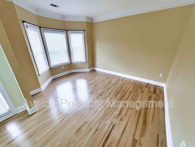 Building Photo - 2435 Manor View