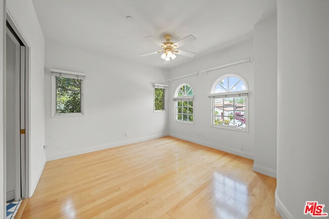 Building Photo - 248 S Swall Dr