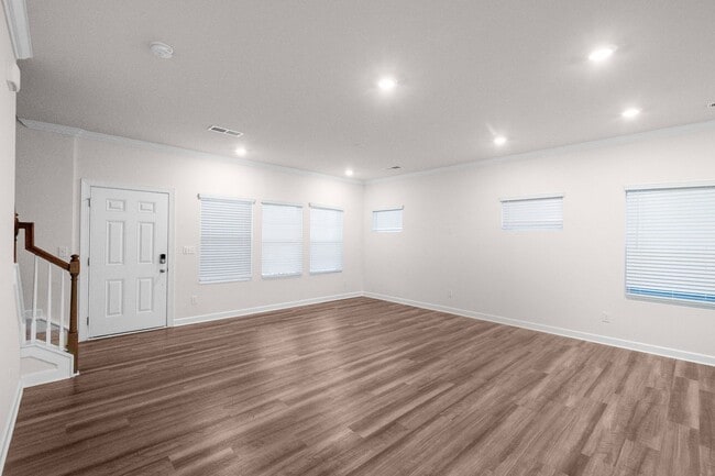 Building Photo - Beautiful and Spacious Home in the Heart o...