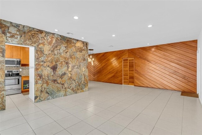 Building Photo - 9131 Fontainebleau Blvd
