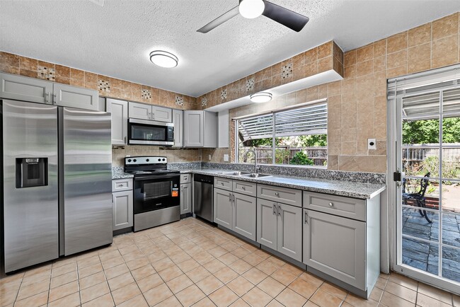 Building Photo - 1119 Pinecroft Dr