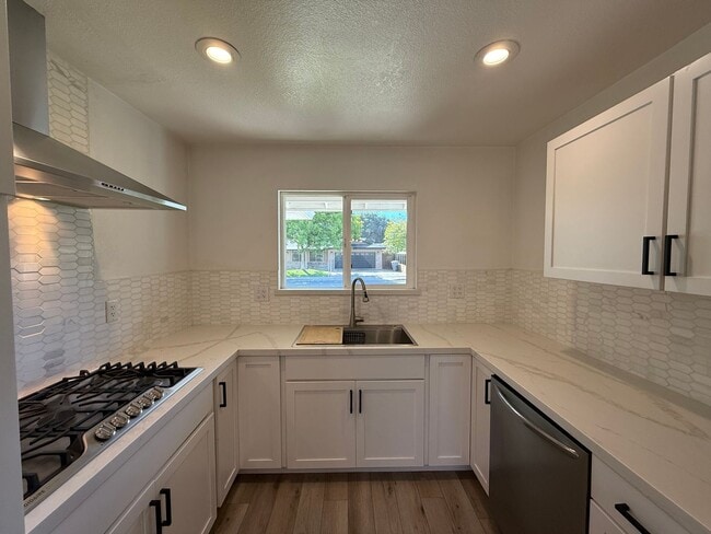 Building Photo - Updated 3-bedroom single story in Oakdale!