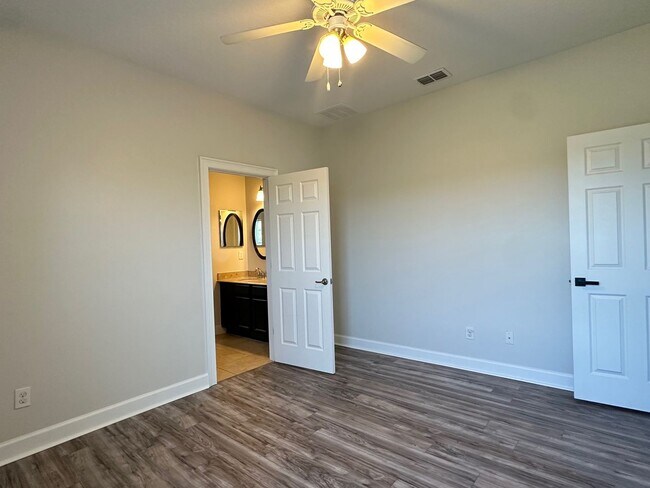 Building Photo - 95013 Poplar Way