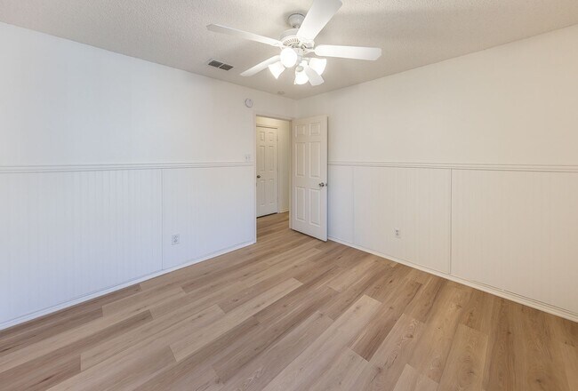 Building Photo - 3 Bed 2 Bath Move In Ready!