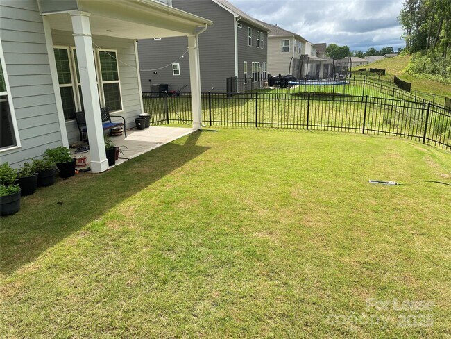 Building Photo - 1076 Thoroughbred Dr.