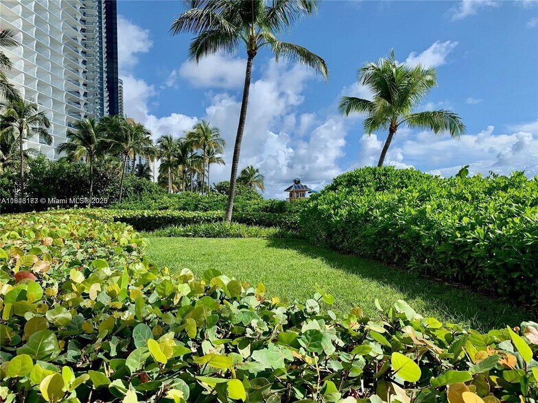 Building Photo - 16711 Collins Ave