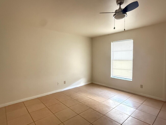 Building Photo - Spacious 2 Bedroom 1 Bath