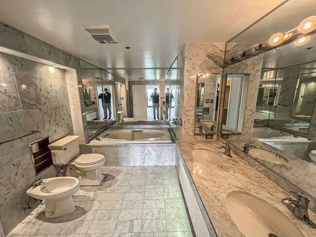 Building Photo - Fantastic 3 Bedroom 3 Bathroom Condo With ...