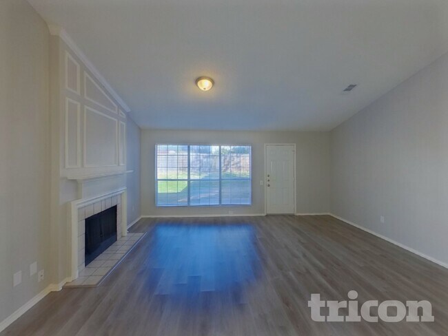 Building Photo - 2628 Dahlia Dr