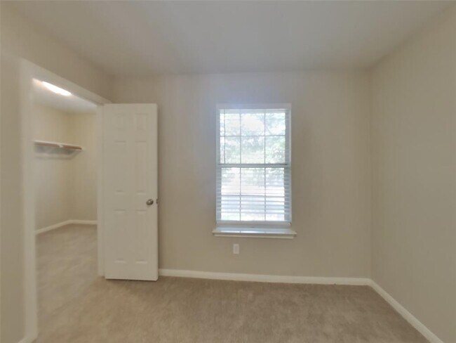 Building Photo - 405 Red Hawk Dr