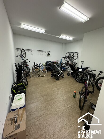 Building Photo - 2247 W Lawrence Ave