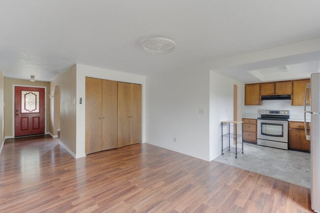 Building Photo - THREE BEDROOM IN MINT VALLEY