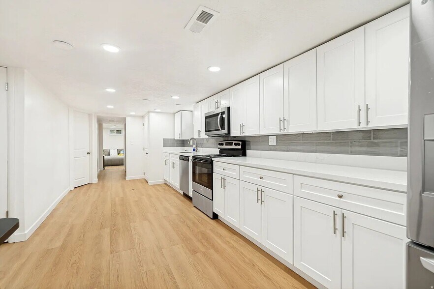 Building Photo - 8947 S 500 E