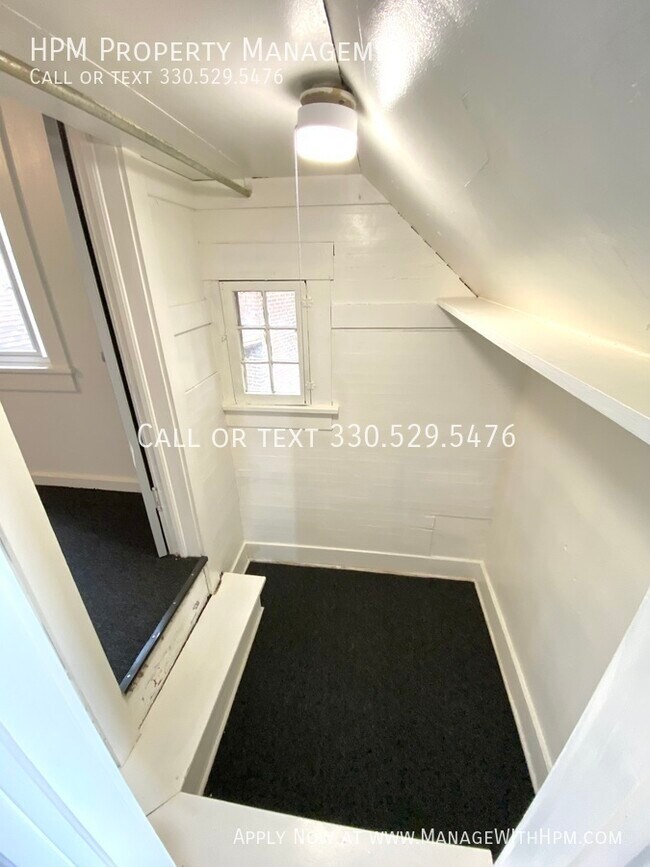 Building Photo - 1415 Yale Ave NW