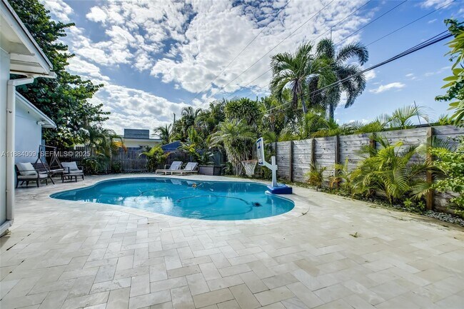 Building Photo - 2601 NE 11th Ct