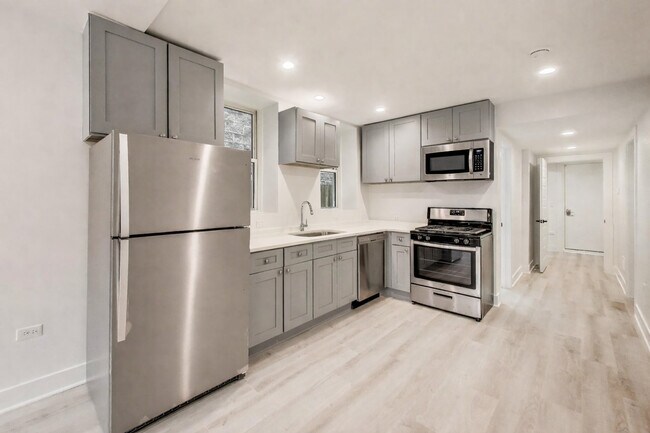 Building Photo - 1437 W Oakdale Ave