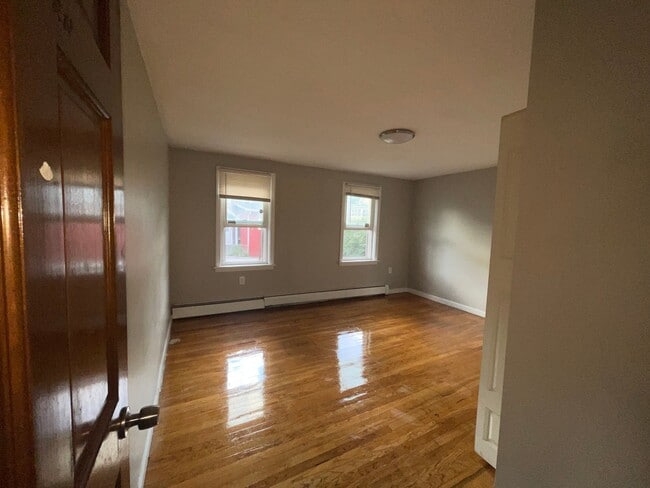 Building Photo - 46 Linden St