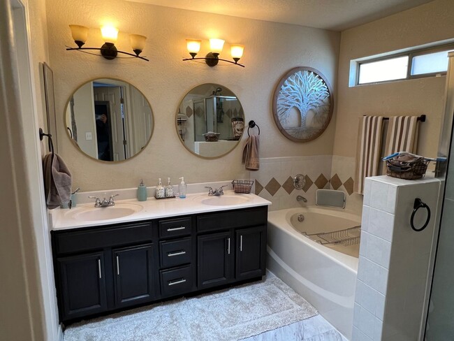 Building Photo - Charming 3-Bed, 2.5-Bath Home with Cozy Fi...