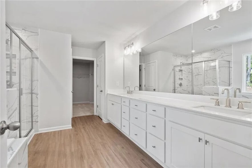 Building Photo - Room in House on Riverwood Dr