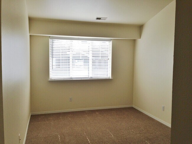 Building Photo - Bright and Spacious Bothell Condo Overlook...