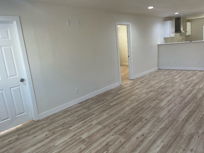 Building Photo - 542 E Barnard St