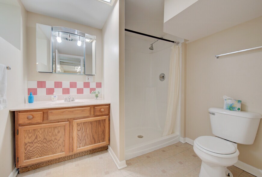 BSMT Bath - 532 Thomas Ave