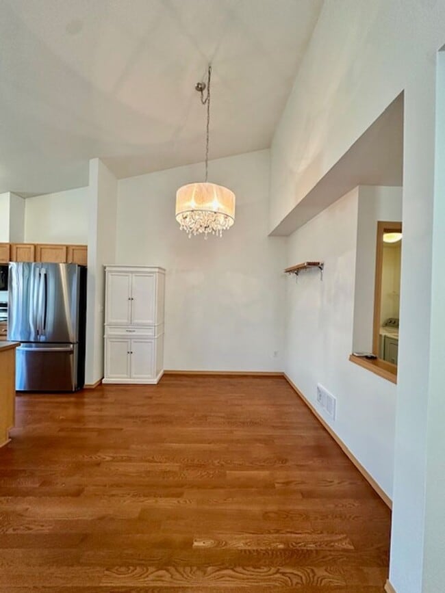 Building Photo - 2 bedroom 2 bathroom Townhouse with Garage