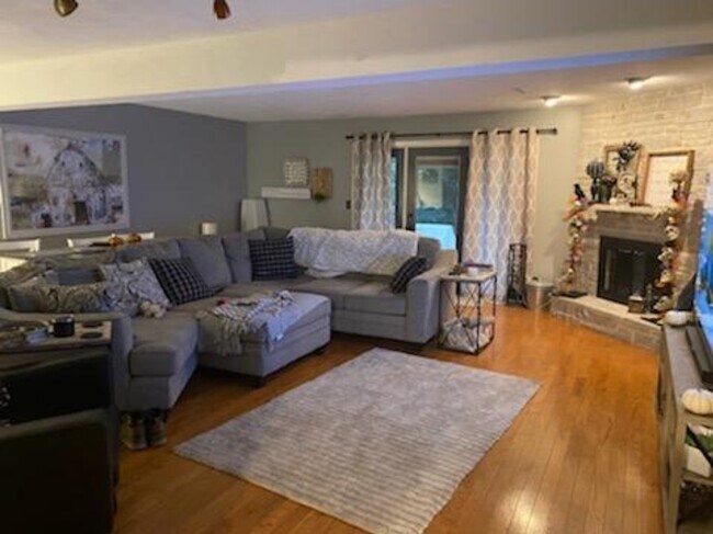 Huge living room with fireplace - 2805 Ponca St