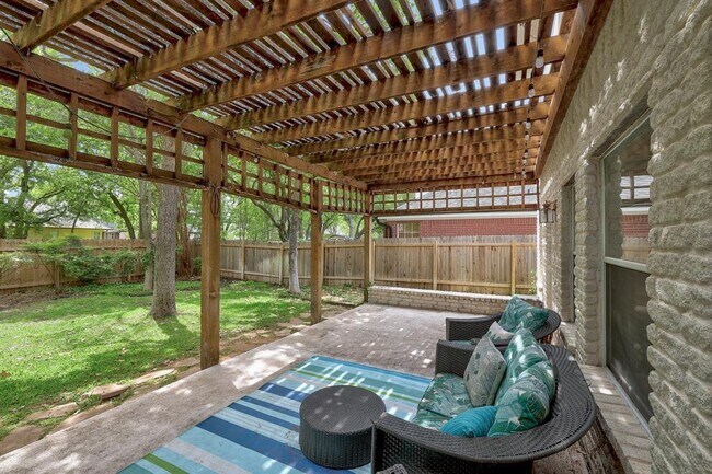 Building Photo - 3019 Plantation Dr