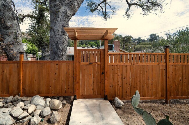 Building Photo - 449 Norumbega Dr