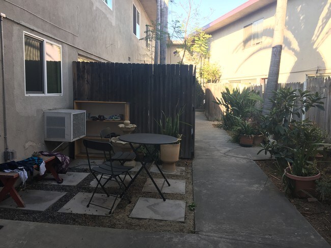 Courtyard - 567 S Wilton Pl