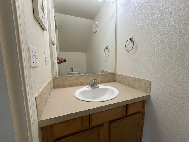 Building Photo - Bright 2-Bedroom Condo with Laminate Floor...