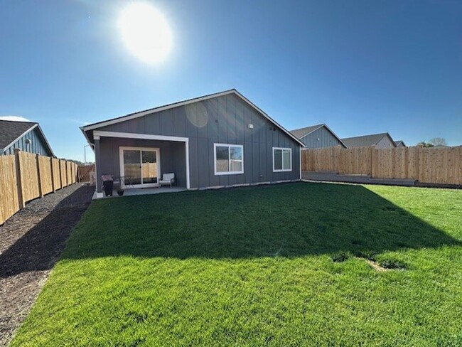 Building Photo - MOVE IN SPECIAL - Beautiful Newer 3 Bedroom / 2 Bath Home in NE Madras